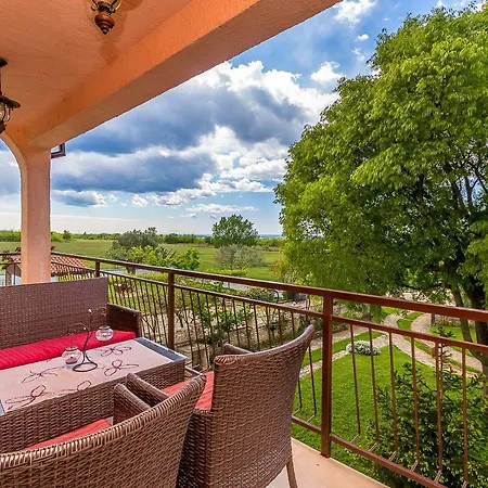 Mit Wlan, Klima, Parkplatz, Grill Und Grossem Garten Zum Fussball Spielen Apartment *