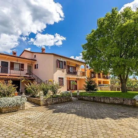 Διαμέρισμα Mit Wlan, Klima, Parkplatz, Grill Und Grossem Garten Zum Fussball Spielen Gajana