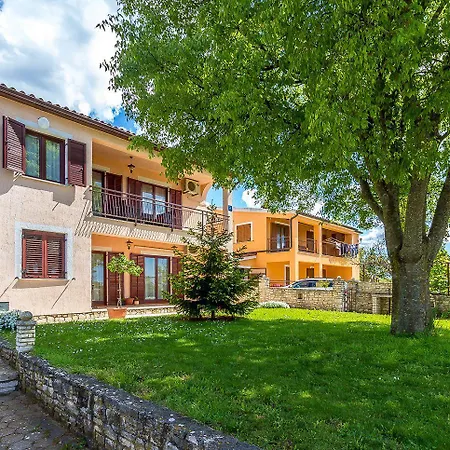 Apartamento Mit Wlan, Klima, Parkplatz, Grill Und Grossem Garten Zum Fussball Spielen Gajana