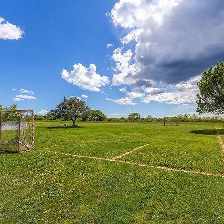 Mit Wlan, Klima, Parkplatz, Grill Und Grossem Garten Zum Fussball Spielen *